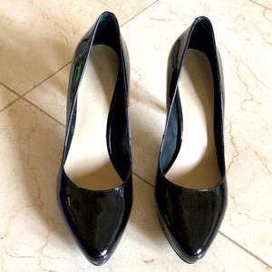 Nine West black patent leather platformed pumps